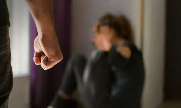 Mulher foi enforcada e arrastada pelo marido 