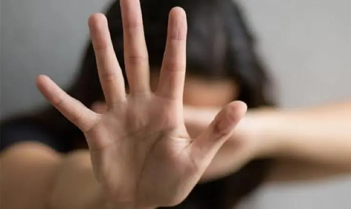 Mulher joga maconha na descarga, e marido ameaça matá-la 