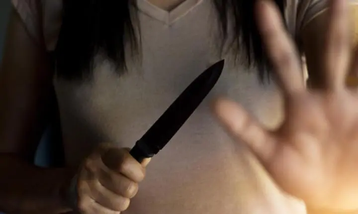 Mulher leva tapa na cara e revida com facada em companheiro