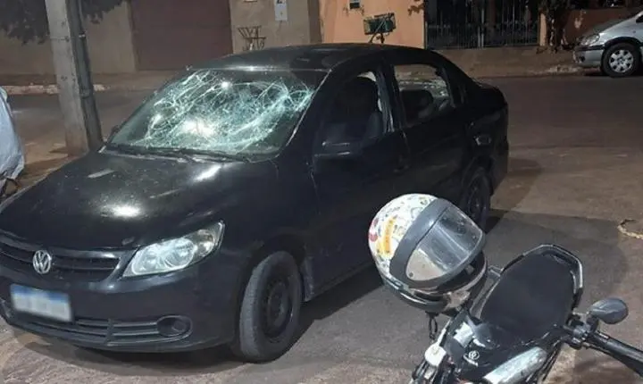 Mulher quebra carro do ex com capacete após discussão e ameaça acionar facção em MT
