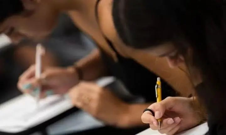 Novo Enem 2028: MEC estuda fim da redação única e corte de questões