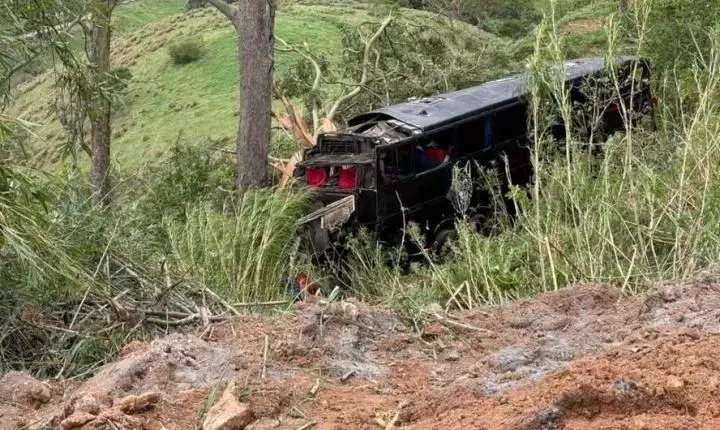 Ônibus cai em ribanceira matando fiéis que iam para Aparecida