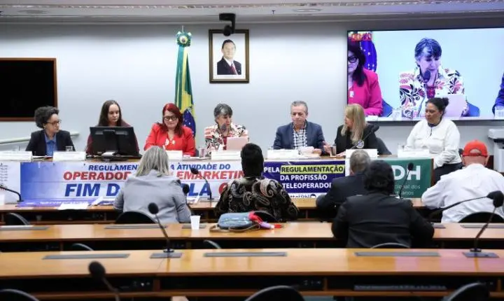 Operadores de telemarketing alertam para precarização e buscam regulamentação da profissão