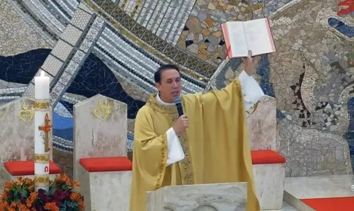 Padre viraliza após chamar fiéis de “vadios e preguiçosos” durante missa; vídeo
