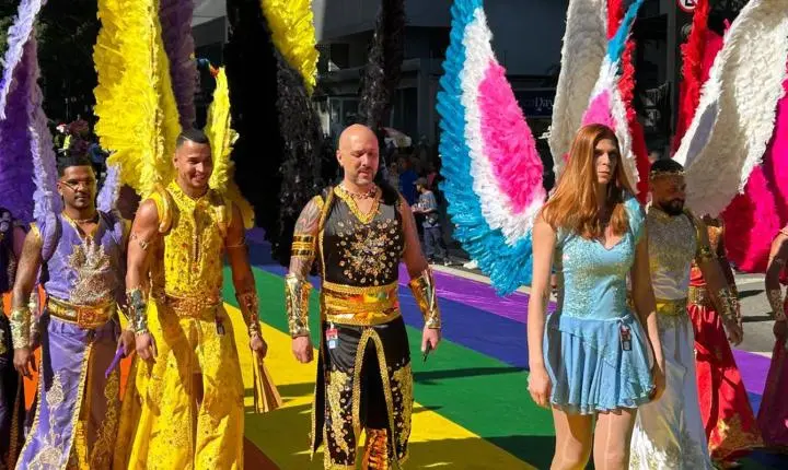 Parada do Orgulho LGBT+ na Avenida Paulista destaca a importância do voto com urna gigante