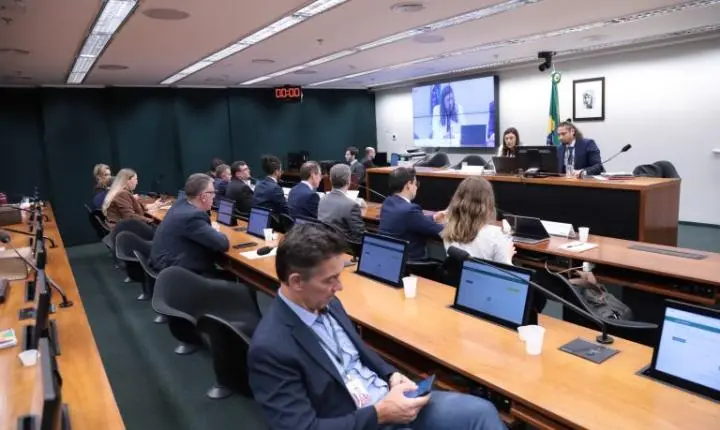 Debate na Câmara defende prorrogação do Fust para conectar escolas à internet