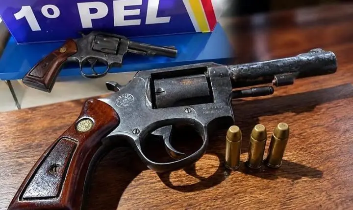 Pau quebra em bar, homem leva várias tacadas na cabeça e revólver calibre .38 é apreendido