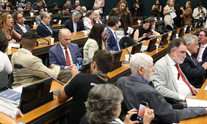 Pedido de vista coletivo adia análise da PEC que visa encerrar a jornada 6x1 na CCJ da Câmara