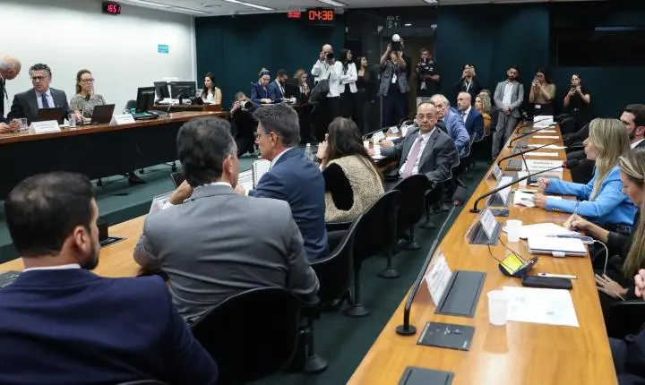 Pedido de vista adia votação da PEC 221/19 sobre a jornada de trabalho