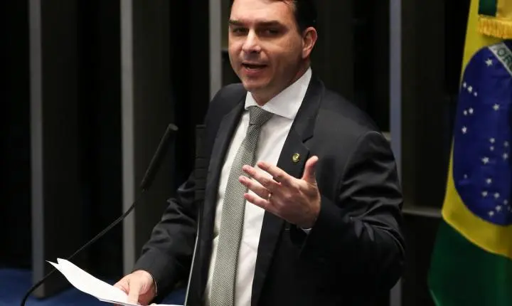 PGR defende oitiva de Flávio Bolsonaro em inquérito por calúnia contra o presidente Lula
