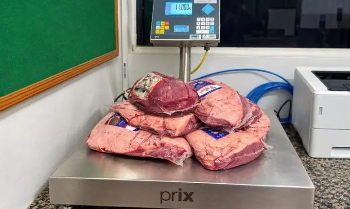 Picanha no banheiro: Funcionário é preso com 11 peças de carne em frigorífico de Diamantino