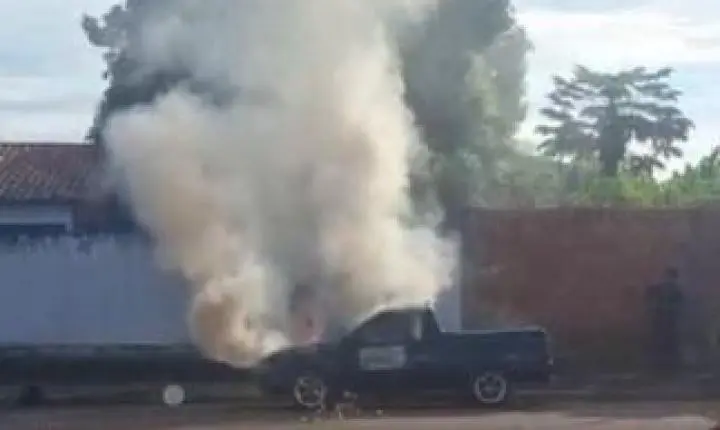 Picape pega fogo e motorista escapa por pouco em Nova Olímpia