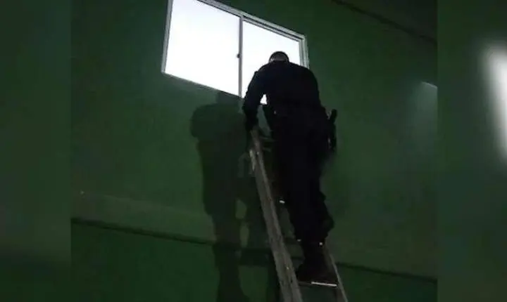 PM arromba porta de casa e resgata 3 crianças; mãe saiu para ver jogo em Lucas do Rio Verde/MT