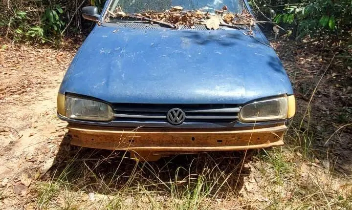 PM localiza veículo usado em homicídio abandonado em mata de Diamantino