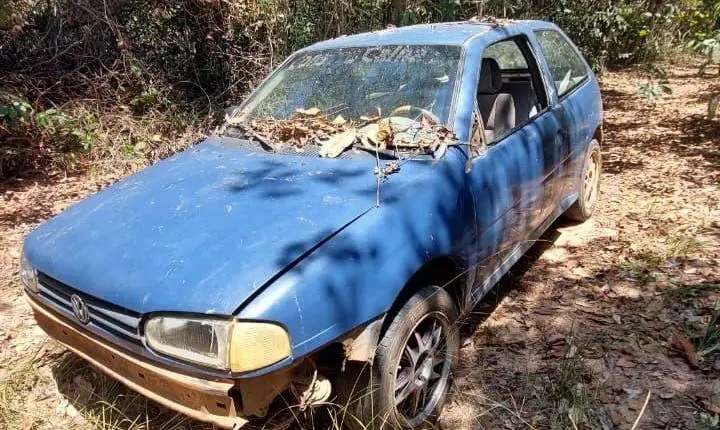 PM localiza veículo usado em homicídio abandonado em mata de Diamantino
