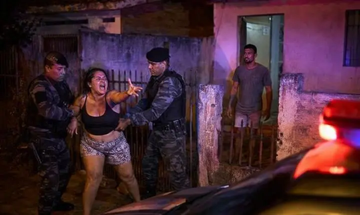 PM prende mulher bêbada que perseguiu ex e xingou policiais em Sorriso