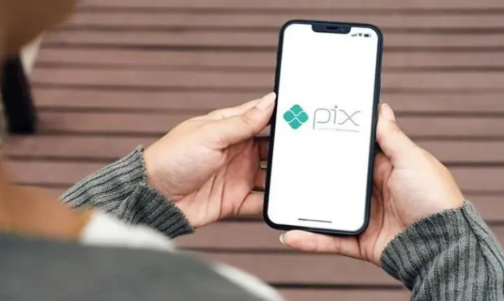 Polícia combate esquema milionário de golpes via PIX