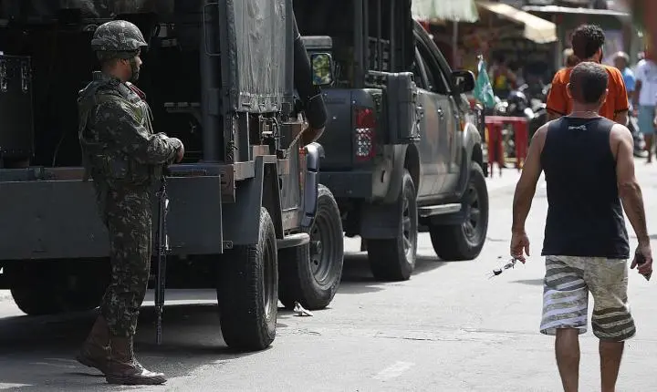 Operação policial na Maré mira facção TCP com 56 mandados no Rio