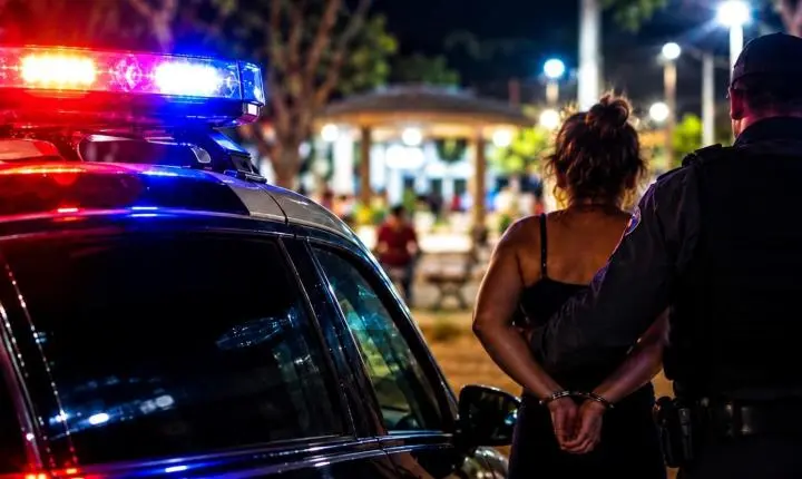 Polícia militar conduz mulher após confusão em Jangada e ameaça a equipe