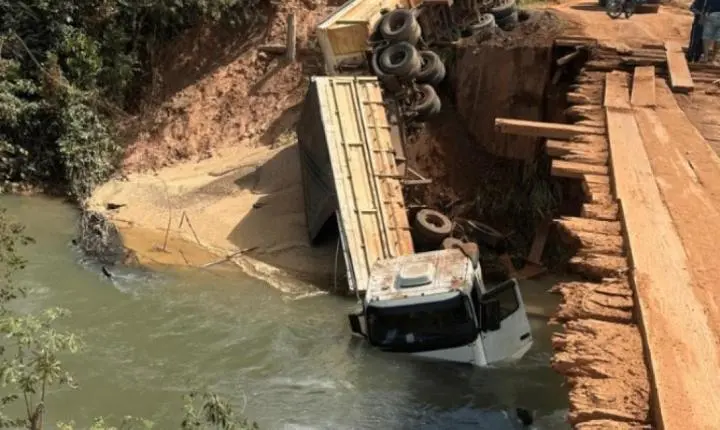 Ponte de madeira cede, caminhão cai e trecho é interditado sem previsão