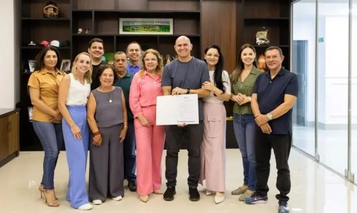 Prefeito de Cuiabá sanciona leis que melhoram auxílio-maternidade e isenta IPTU em ruas sem asfalto