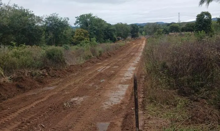 Prefeitura de Rosário Oeste acelera recuperação de ruas e estradas no Distrito de Bauxi