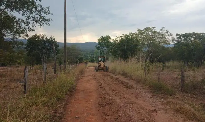 Prefeitura de Rosário Oeste acelera recuperação de ruas e estradas no Distrito de Bauxi