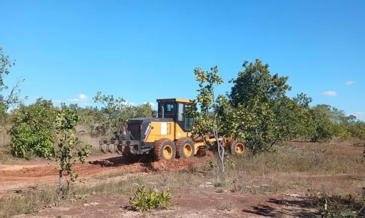 Prefeitura de Rosário Oeste acelera recuperação de ruas e estradas no Distrito de Bauxi