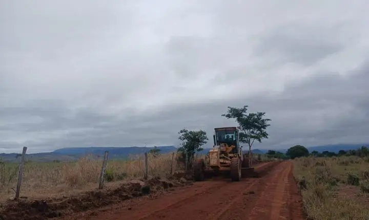 Prefeitura de Rosário Oeste acelera recuperação de ruas e estradas no Distrito de Bauxi