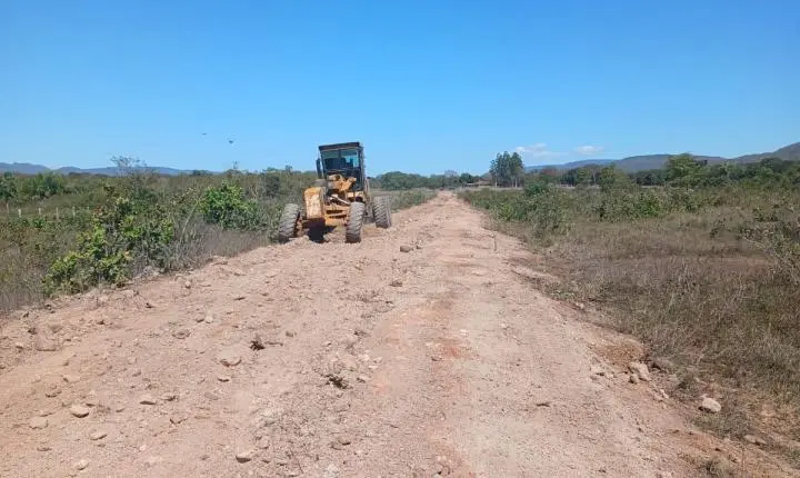 Prefeitura de Rosário Oeste acelera recuperação de ruas e estradas no Distrito de Bauxi