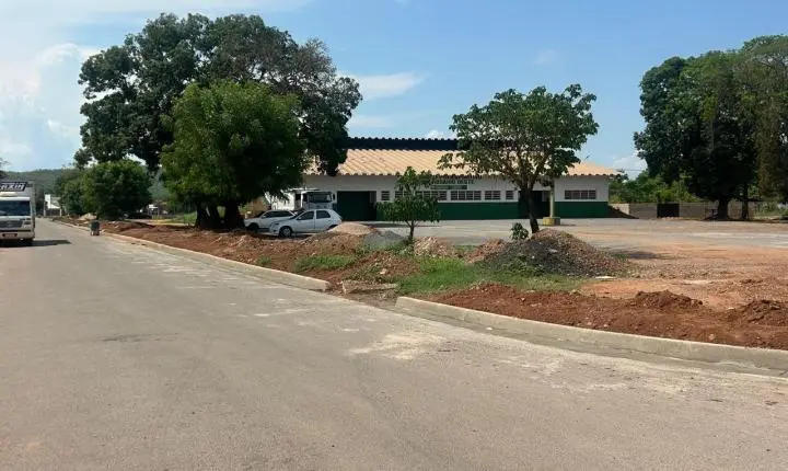 Prefeitura de Rosário Oeste instala iluminação pública e reforça infraestrutura na Rua IW9