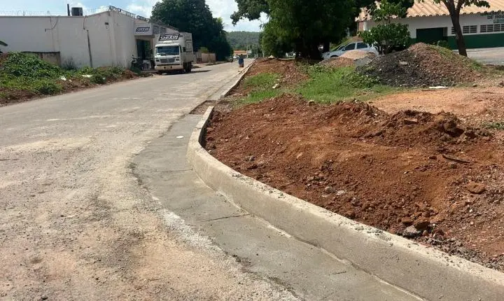 Prefeitura de Rosário Oeste instala iluminação pública e reforça infraestrutura na Rua IW9
