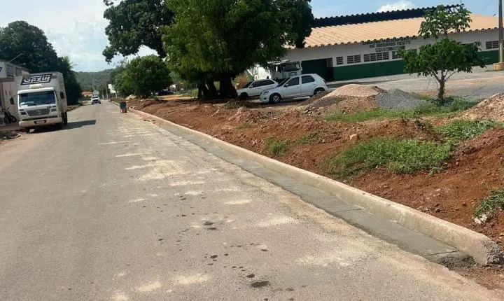 Prefeitura de Rosário Oeste instala iluminação pública e reforça infraestrutura na Rua IW9