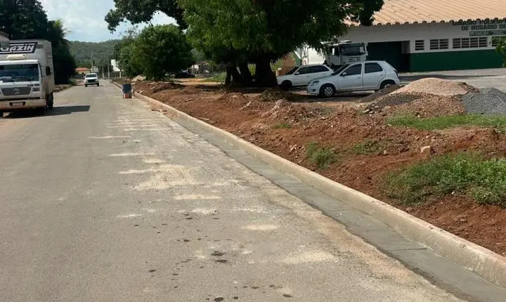 Prefeitura de Rosário Oeste instala iluminação pública e reforça infraestrutura na Rua IW9
