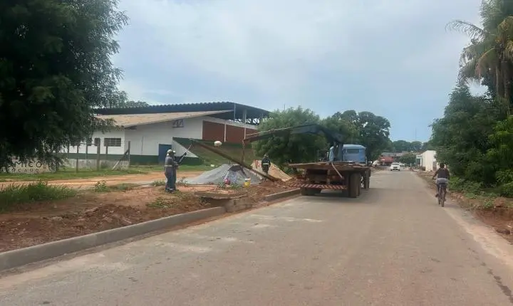 Prefeitura de Rosário Oeste instala iluminação pública e reforça infraestrutura na Rua IW9