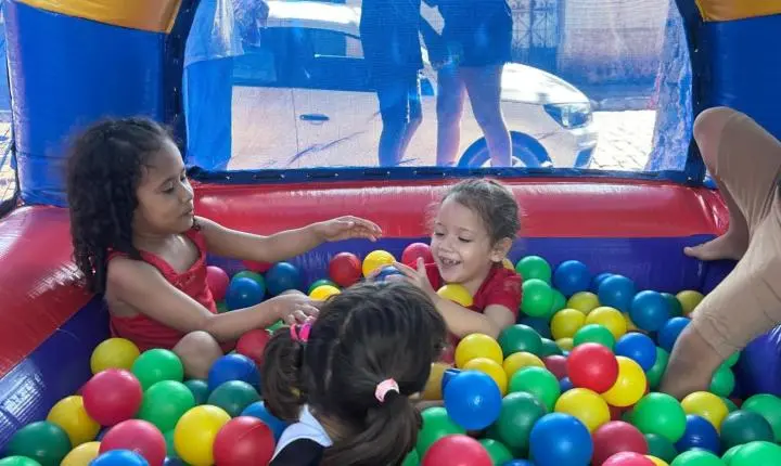 Prefeitura de Rosário Oeste realizou Projeto “Brincando na Praça” e animou o dia das crianças