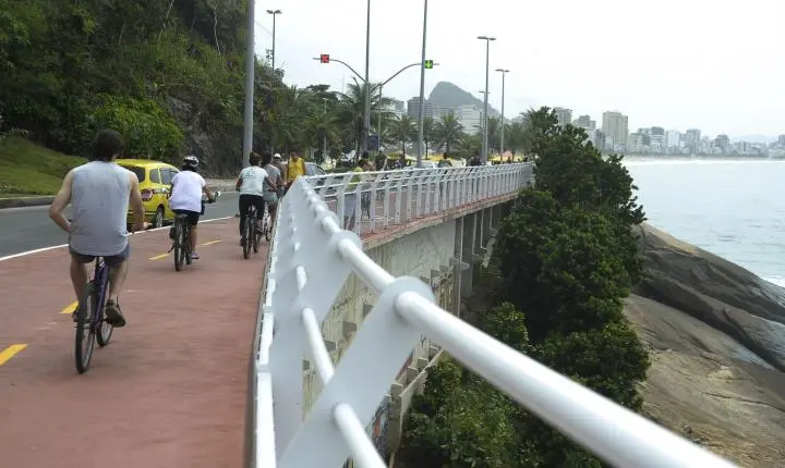 Ciclovia Tim Maia no Rio é fechada devido a ressaca e ondas de 2 metros