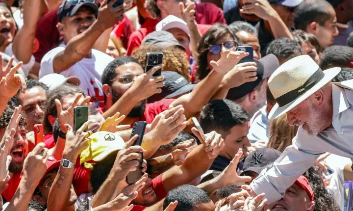 Presidente do TSE telefona e parabeniza reeleição de Lula após apuração