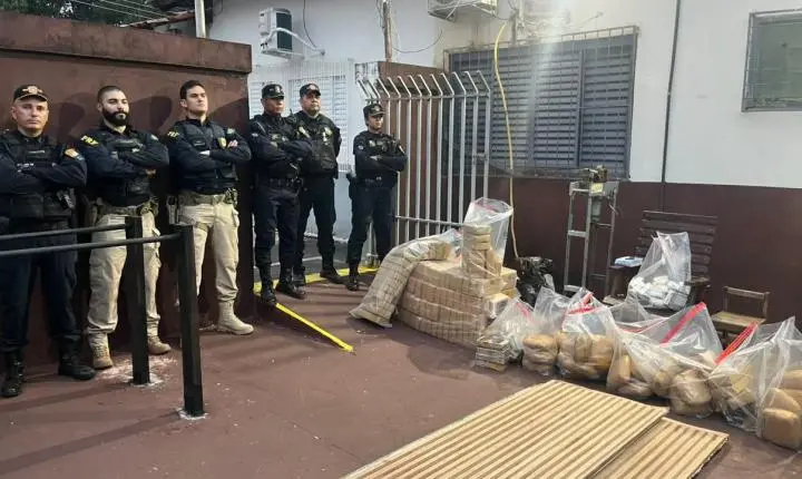 PRF e Polícia Militar apreendem centenas de tabletes de drogas escondidos em fundo falso de caminhão na BR-364