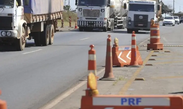 Veículos de carga contribuem para quase 44% das mortes em rodovias, informa PRF