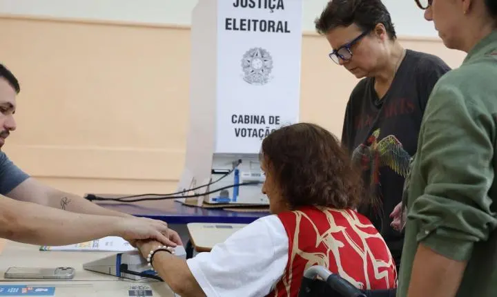 Primeiro turno de 2026 registra alta de 43% em eleitores idosos nas urnas