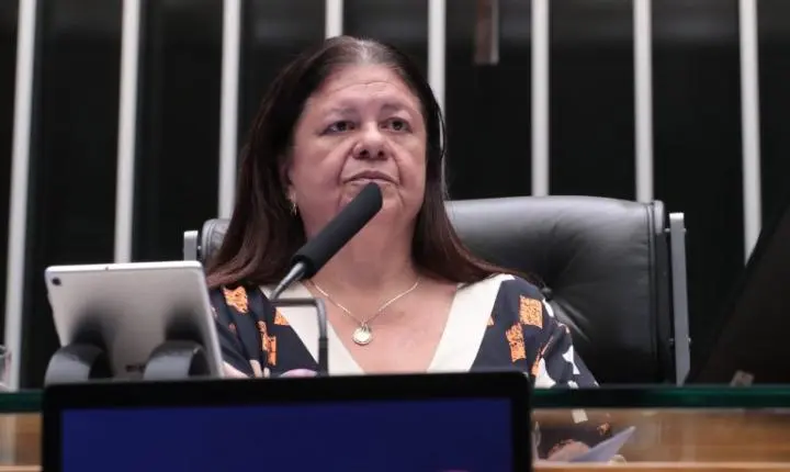 Projeto de lei exige audiência para agressores antes da soltura, reforçando a Lei Maria da Penha