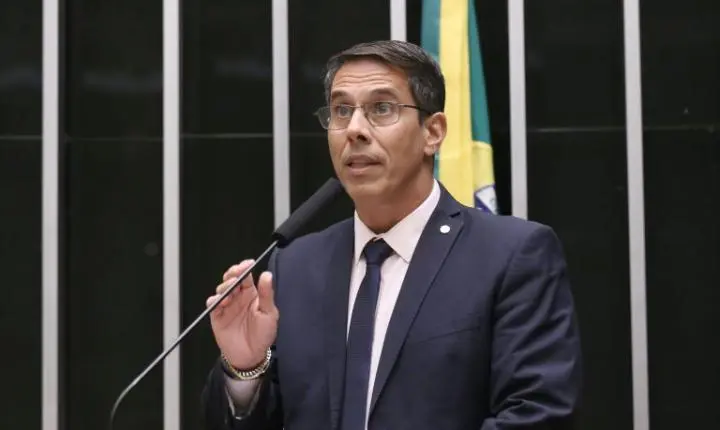 Projeto de lei busca proibir postos de combustíveis de cobrarem preços diferentes para pagamentos em dinheiro ou Pix
