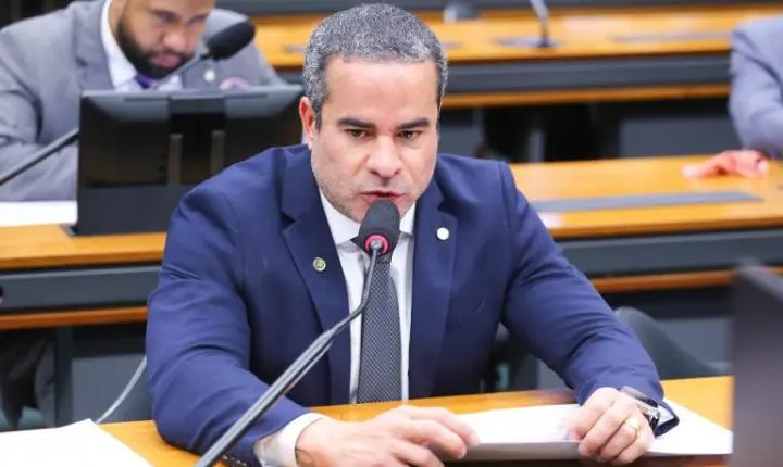 Projeto criminaliza desconto indevido em folha com pena de até oito anos