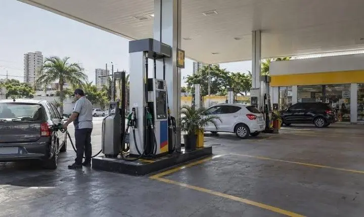Projeto quer dar autonomia para Estados oferecerem gasolina sem etanol