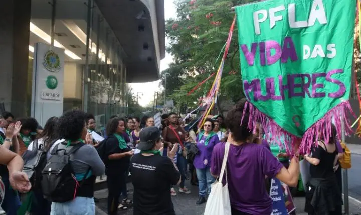 Projeto de lei criminaliza indução ao suicídio em casos de violência doméstica