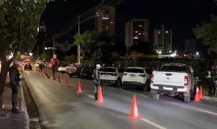Promotor recusa bafômetro e é contido após resistir à abordagem da Lei Seca em Cuiabá