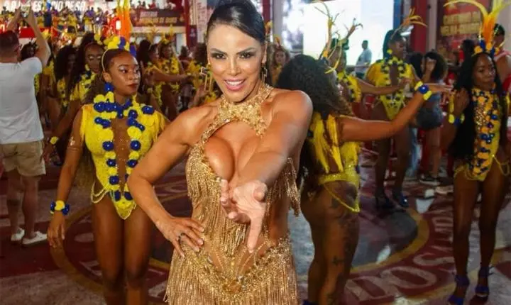 Rainha de bateria Alice Alves brilha com look decotado de 12 mil cristais na quadra da Estácio