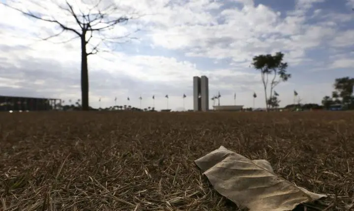 Alerta de tempestade no Sul contrasta com calor extremo no resto do país