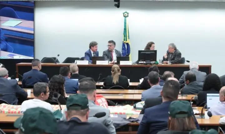 Centrais sindicais defendem fim imediato da escala 6x1 na Câmara